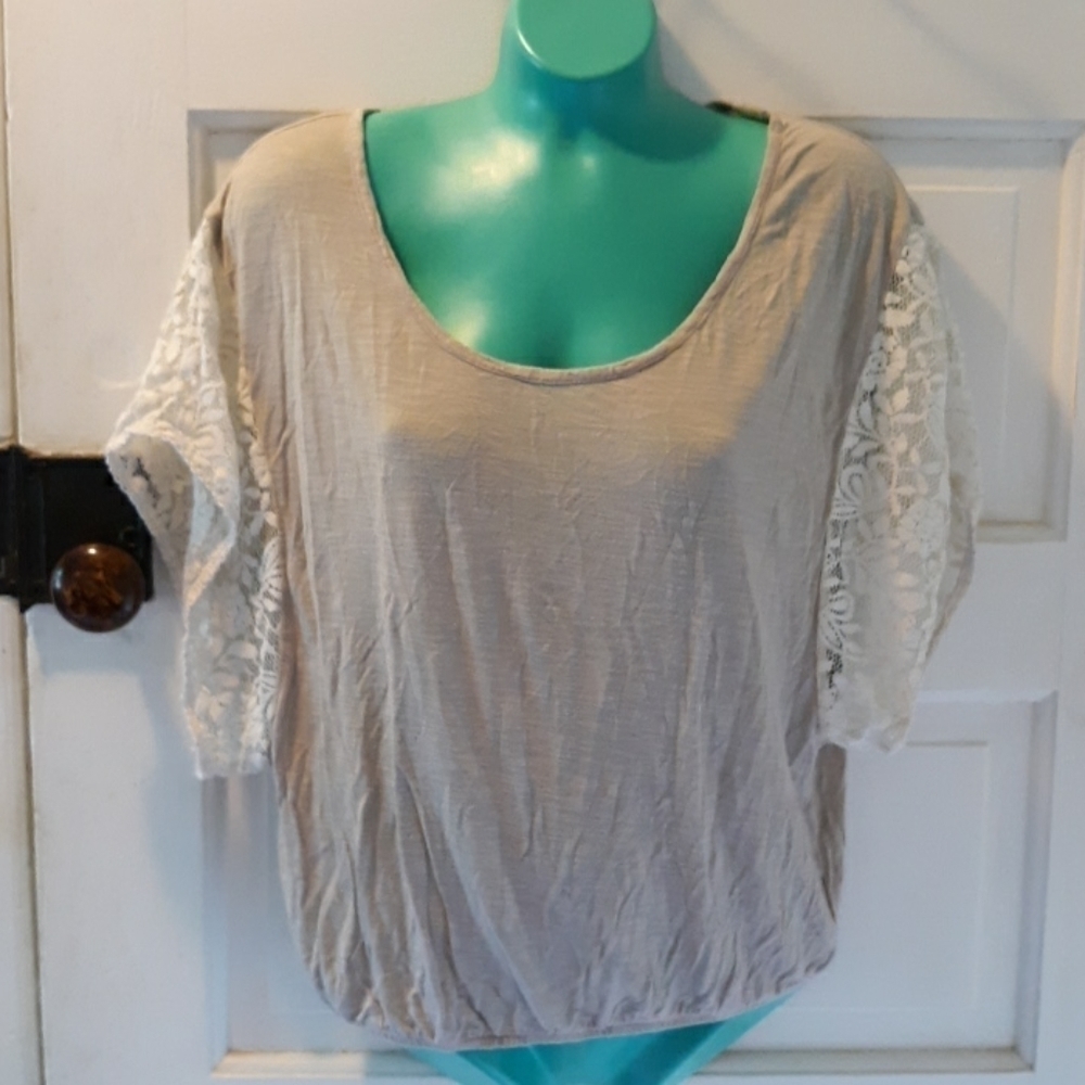 American Eagle crop top lacy sleeves